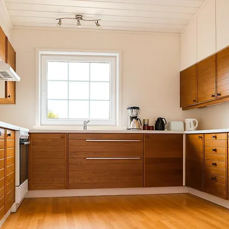 Hus Med Panoramutsikt I Villa Bud